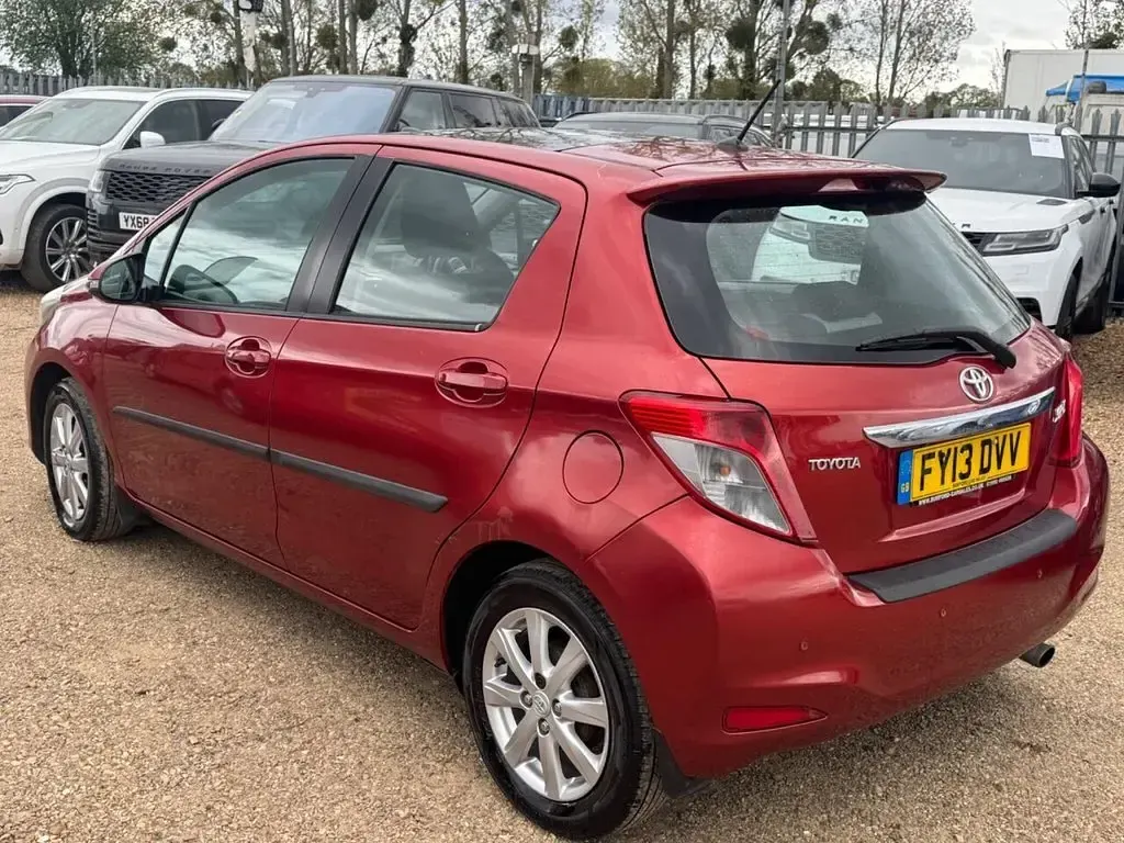 Used Toyota Yaris 101 HP (74 kW) 2013 Red Hatchback