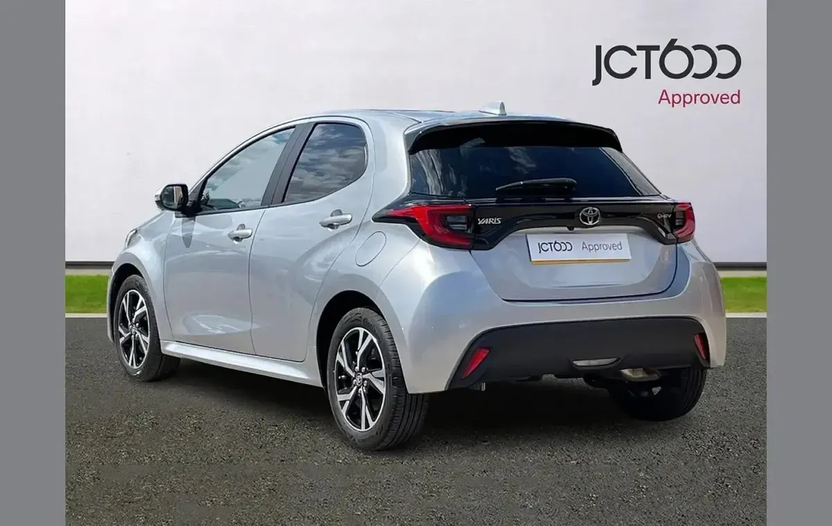 Used Toyota Yaris Design 113 HP (83 kW) 2024 Silver Hatchback