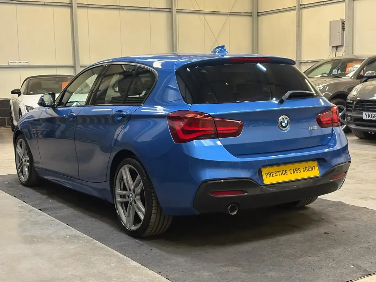 Begagnad BMW 118 Efficient Dynamics 2019 Blå Halvkombi