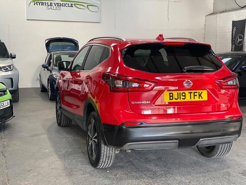 Used Nissan Qashqai N-Connecta 160 HP (117 kW) 2019 Red SUV