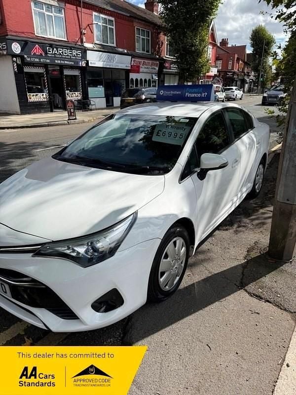 Used Toyota Avensis Active 112 HP (82 kW) 2016 White Sedan