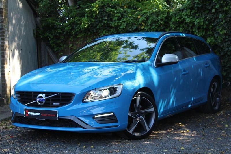 Used Volvo V60 R-Design 115 HP (84 kW) 2015 Blue Estate