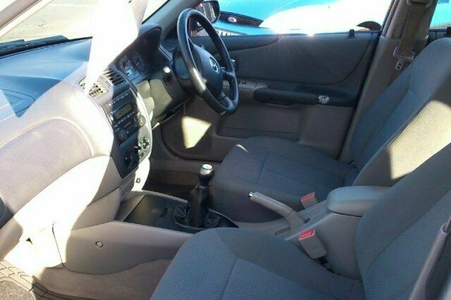 Begagnad Mazda 323 2003 Halvkombi