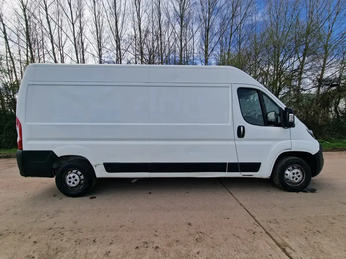Second-hand Peugeot Boxer 140 CP (102 kW) 2019 Alb Van