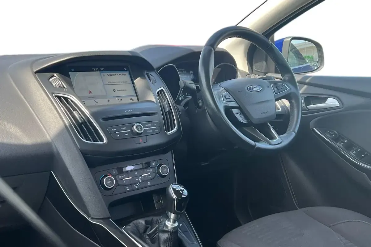 Used Ford Focus Titanium 120 HP (88 kW) 2017 Blue Hatchback