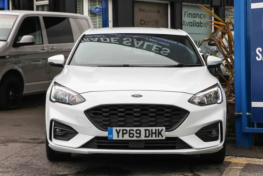 Used Ford Focus ST-Line 125 HP (91 kW) 2019 White Hatchback