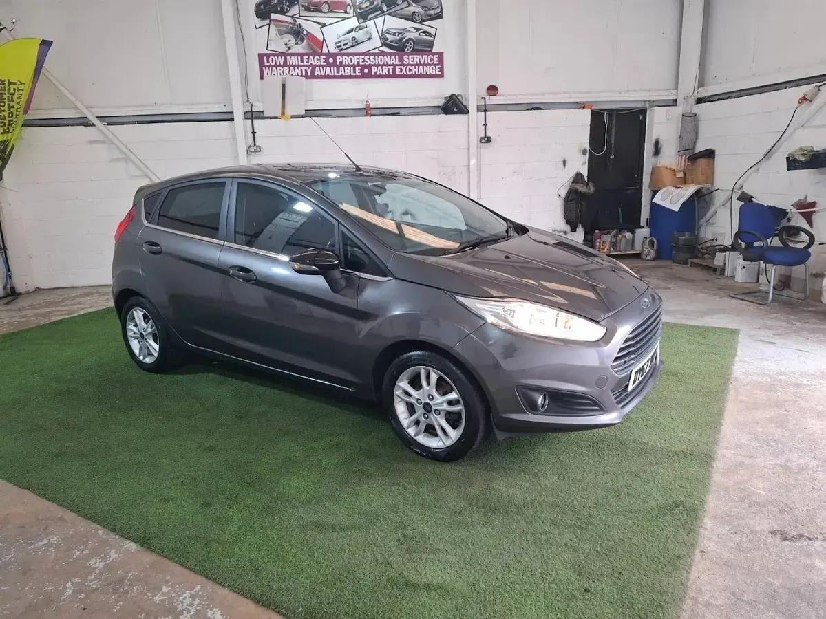 Begagnad Ford Fiesta Zetec 100 HK (73 kW) 2017 Grå Halvkombi