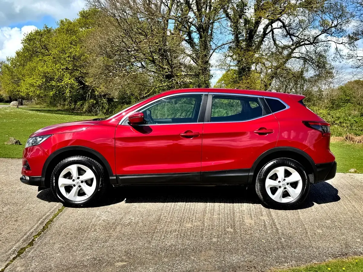 Używany Nissan Qashqai Acenta 110 KM (80 kW) 2017 Czerwony SUV