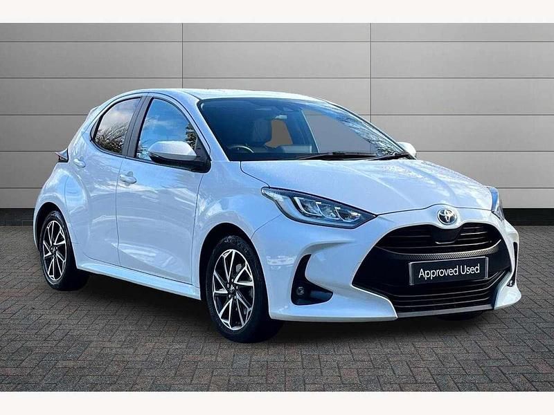 White Used 2023 Toyota Yaris Hybrid Design Hatchback | £16,995 (Fair price) - Image 1/2