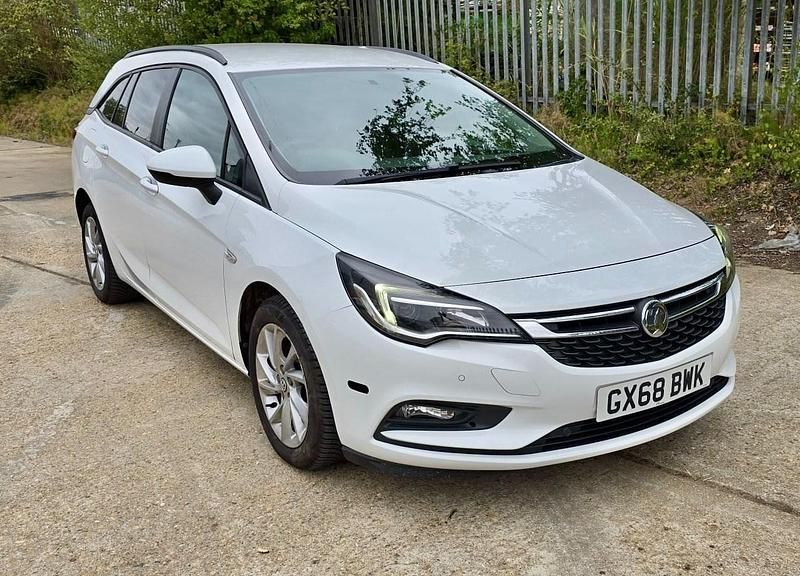White Used 2018 Vauxhall Astra Design Edition Estate | £2,650 (Fair price) - Image 1/4