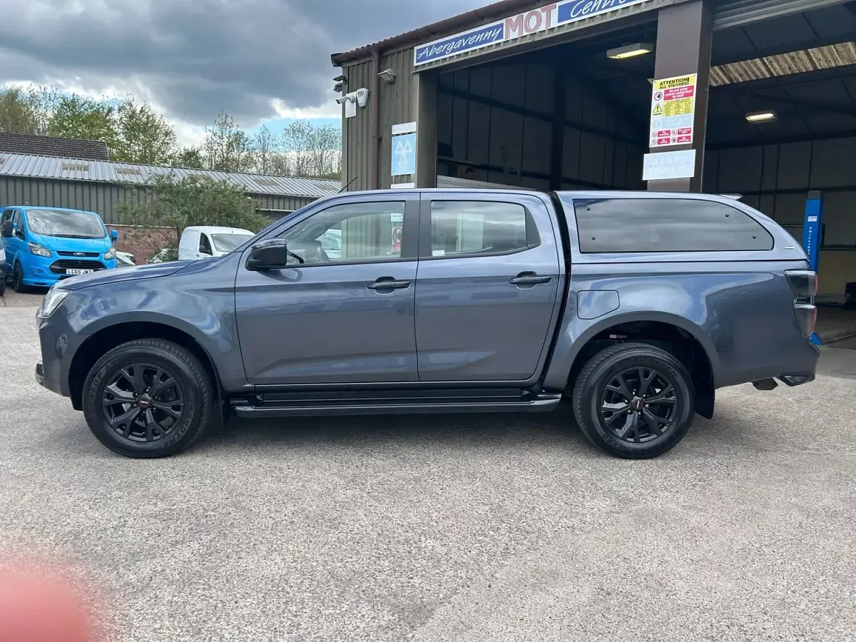 Used Isuzu D-Max 163 HP (119 kW) 2024 Grey Pickup