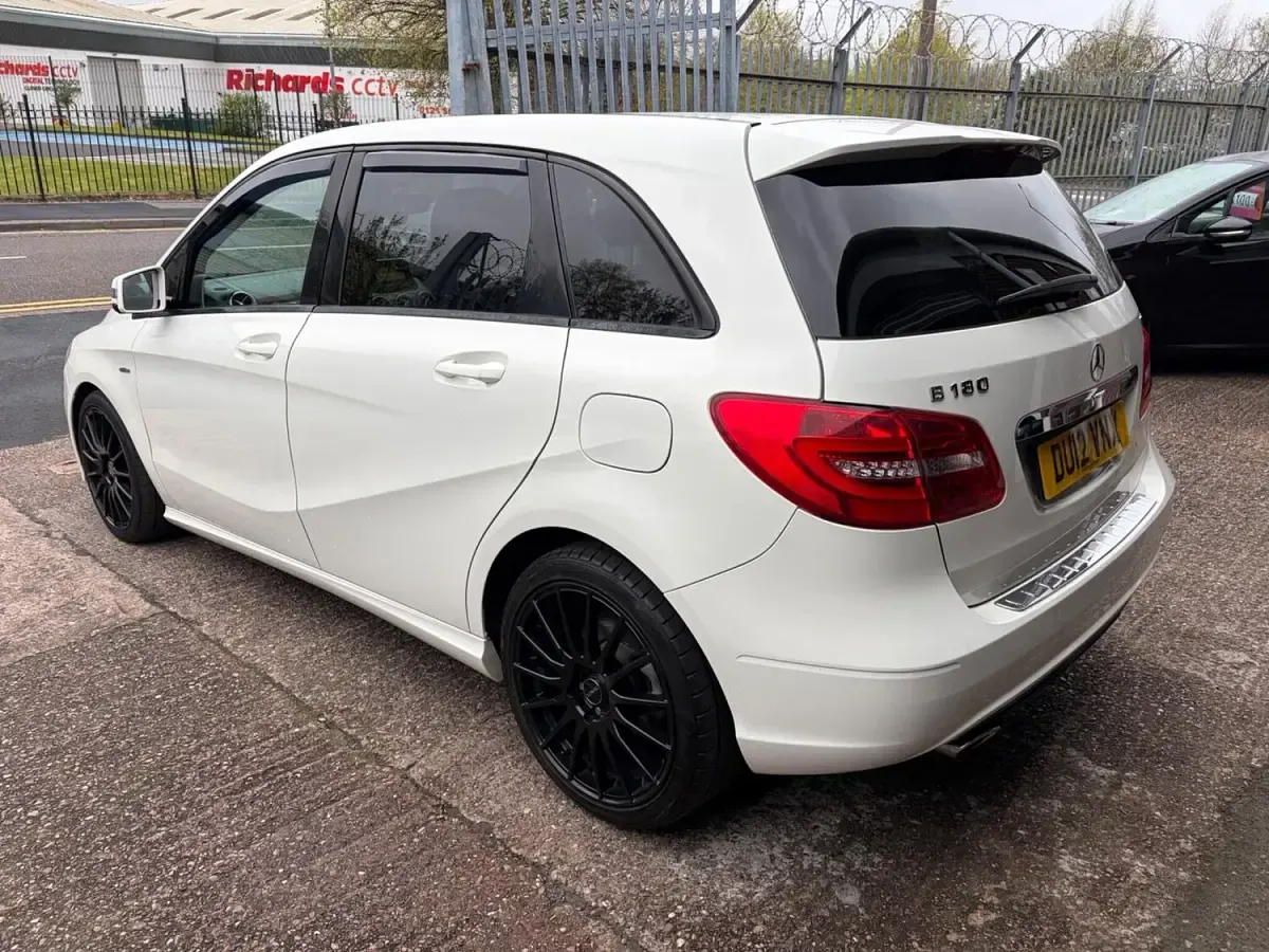Usado Mercedes B180 109 HP (80 kW) 2012 Branco Monovolume