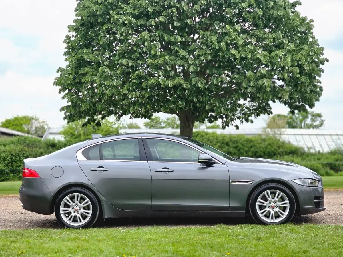 Begagnad Jaguar XE Prestige 250 HK (183 kW) 2018 Grå Sedan