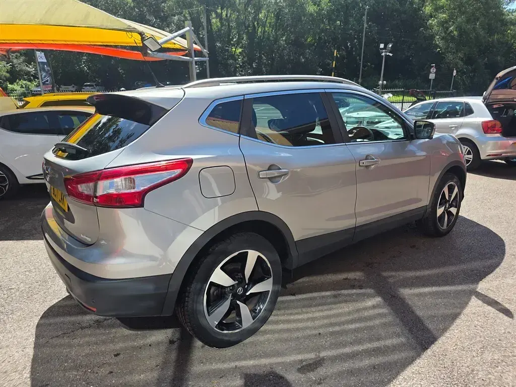 Used Nissan Qashqai N-Connecta 110 HP (80 kW) 2017 Silver SUV