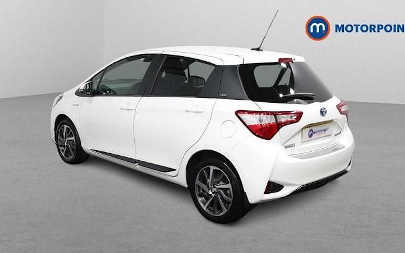 Used Toyota Yaris Hybrid 101 HP (74 kW) 2020 White Hatchback