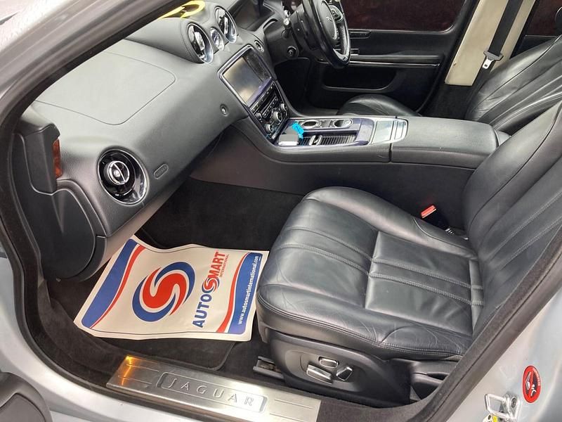 Used Jaguar XJ Luxury 275 HP (202 kW) 2010 Silver Sedan