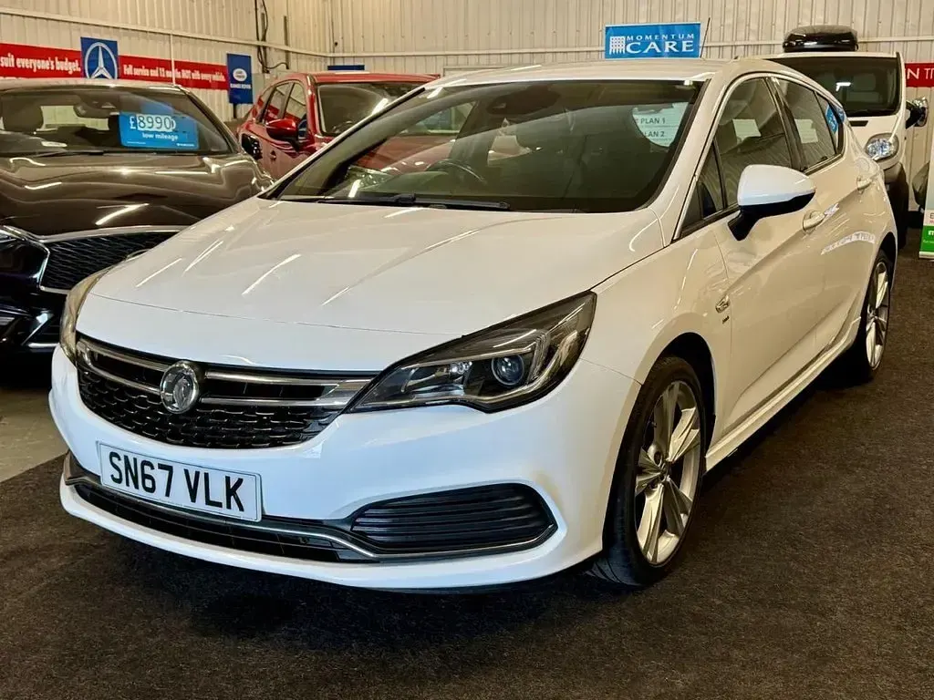 Used Vauxhall Astra SRi 150 HP (110 kW) 2017 White Hatchback