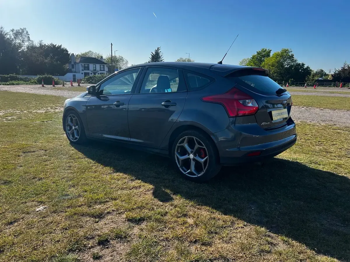 Used Ford Focus S 115 HP (84 kW) 2015 Grey Hatchback
