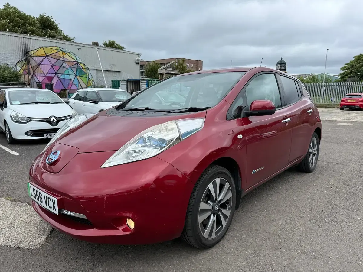 Used Nissan Leaf Tekna 80 kW (109 HP) 2016 Red Hatchback