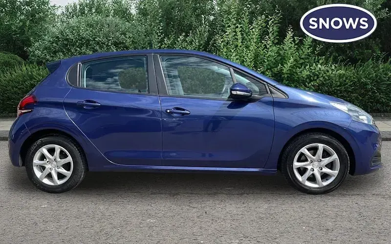 Used Peugeot 208 Active 82 HP (60 kW) 2017 Blue Hatchback