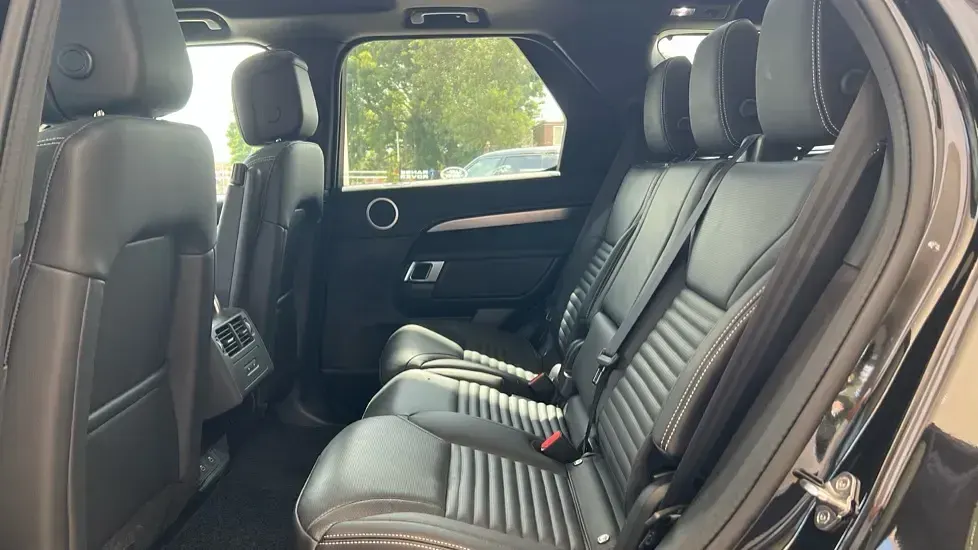 Used Land Rover Discovery SE Dynamic 350 HP (257 kW) 2026 Metallic  santorini black SUV
