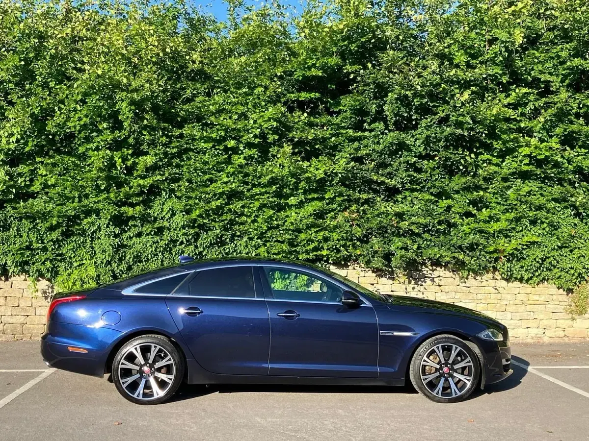 Used Jaguar XJ Portfolio 300 HP (220 kW) 2018 Blue Sedan