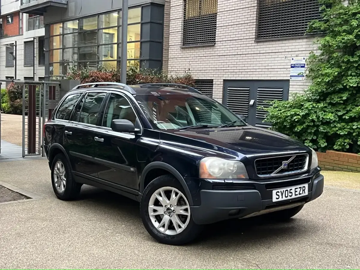Usado Volvo XC90 SE 163 HP (119 kW) 2005 Azul SUV