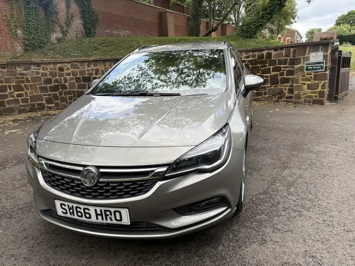 Begagnad Vauxhall Astra SRi 150 HK (110 kW) 2017 Grå Kombi