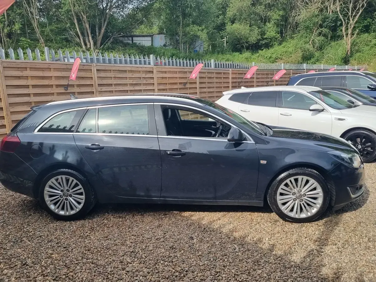 Used Vauxhall Insignia 140 HP (102 kW) 2014 Black Estate
