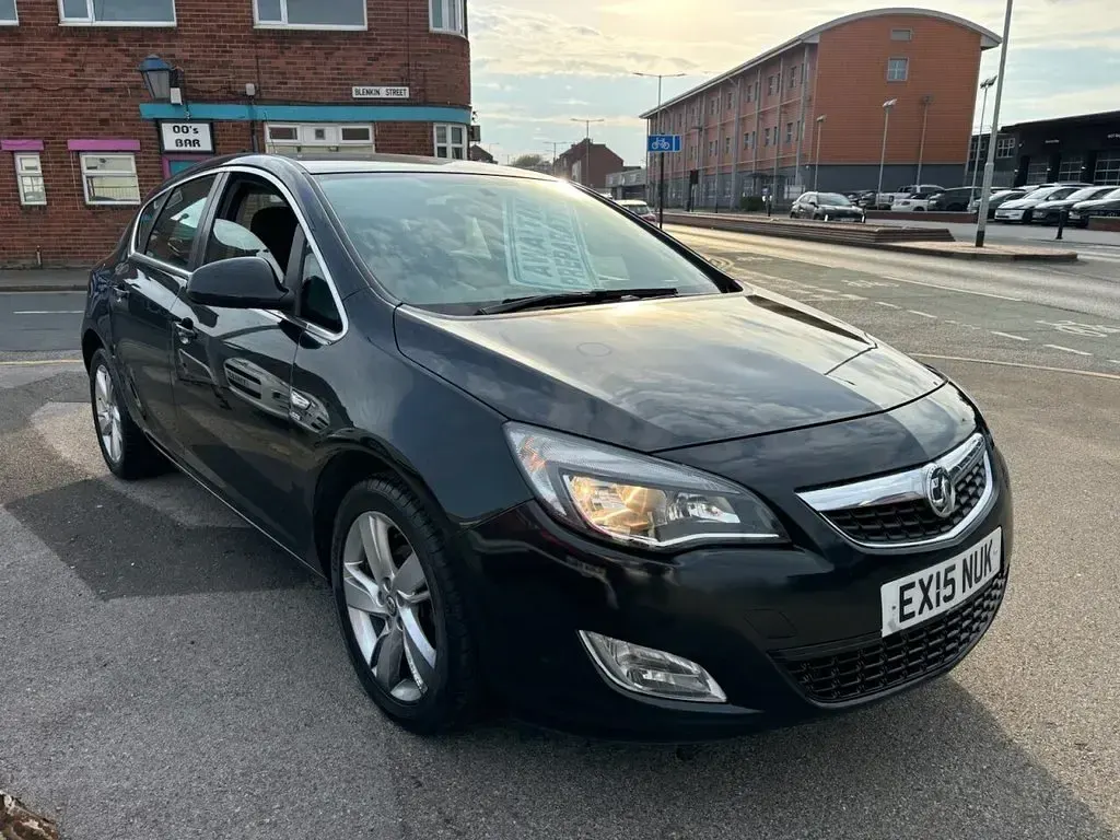 Used Vauxhall Astra SRi 100 HP (73 kW) 2015 Black Hatchback