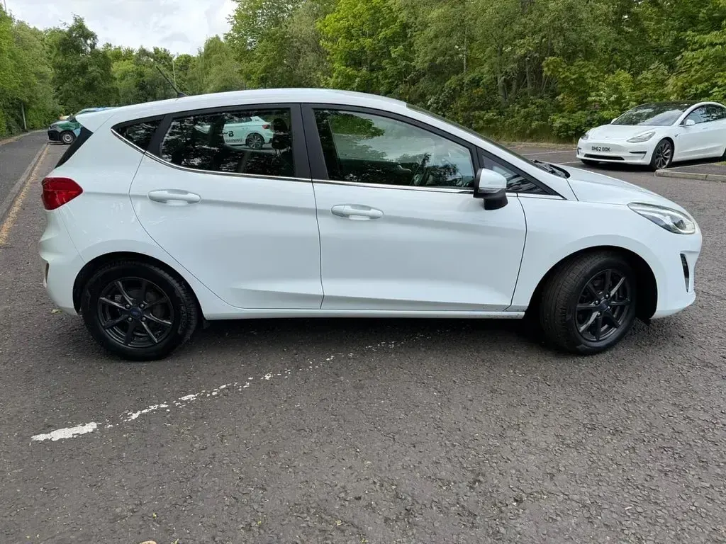 Używany Ford Fiesta Zetec 100 KM (73 kW) 2017 Biały Hatchback