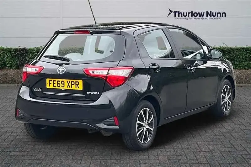 Second-hand Toyota Yaris Hybrid 101 CP (74 kW) 2019 Negru Hatchback