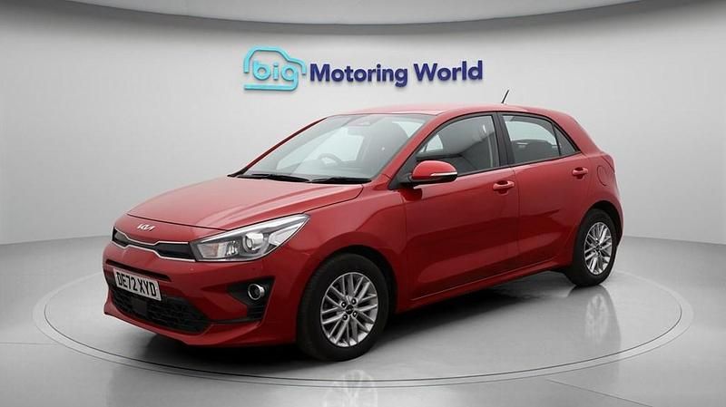 Begagnad Kia Rio 99 HK (72 kW) 2022 Röd Halvkombi