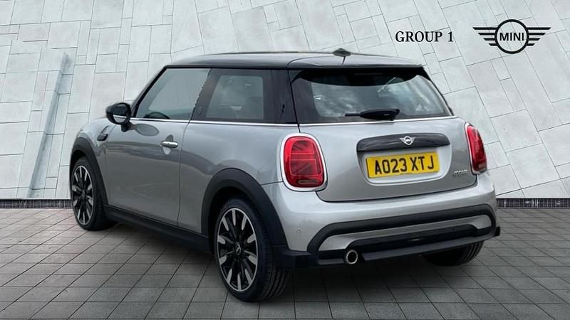 Usado Mini Cooper Exclusive 136 CV (100 kW) 2023 Plateado Utilitario