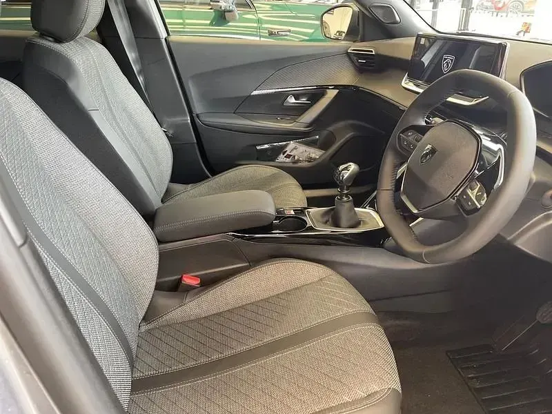 Nouă Peugeot 2008 Allure 100 CP (73 kW) 2026 Gri SUV