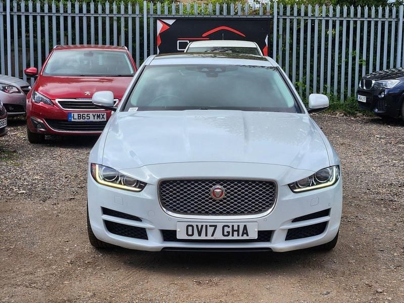 Usado Jaguar XE Portfolio 180 HP (132 kW) 2017 Branco Sedan