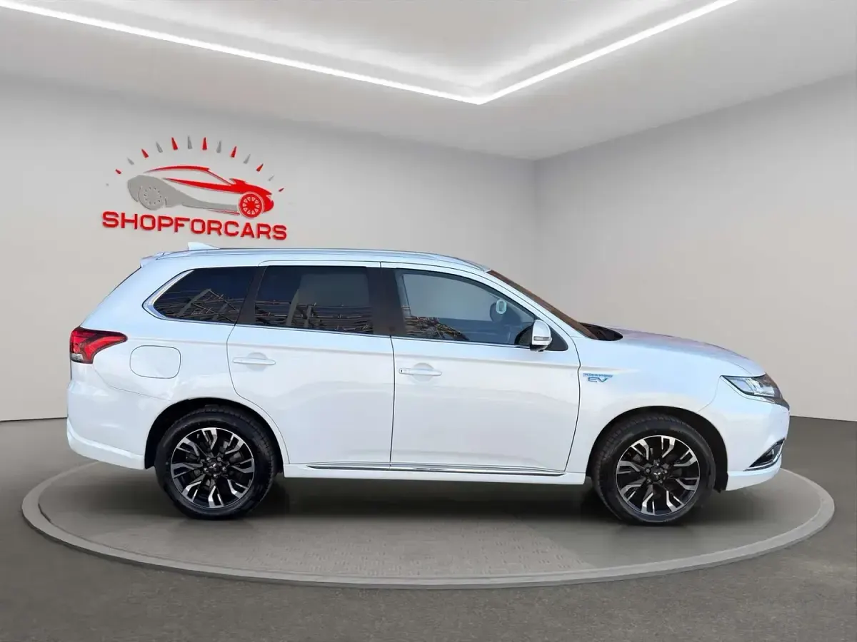 Used Mitsubishi Outlander P-HEV 2017 White SUV