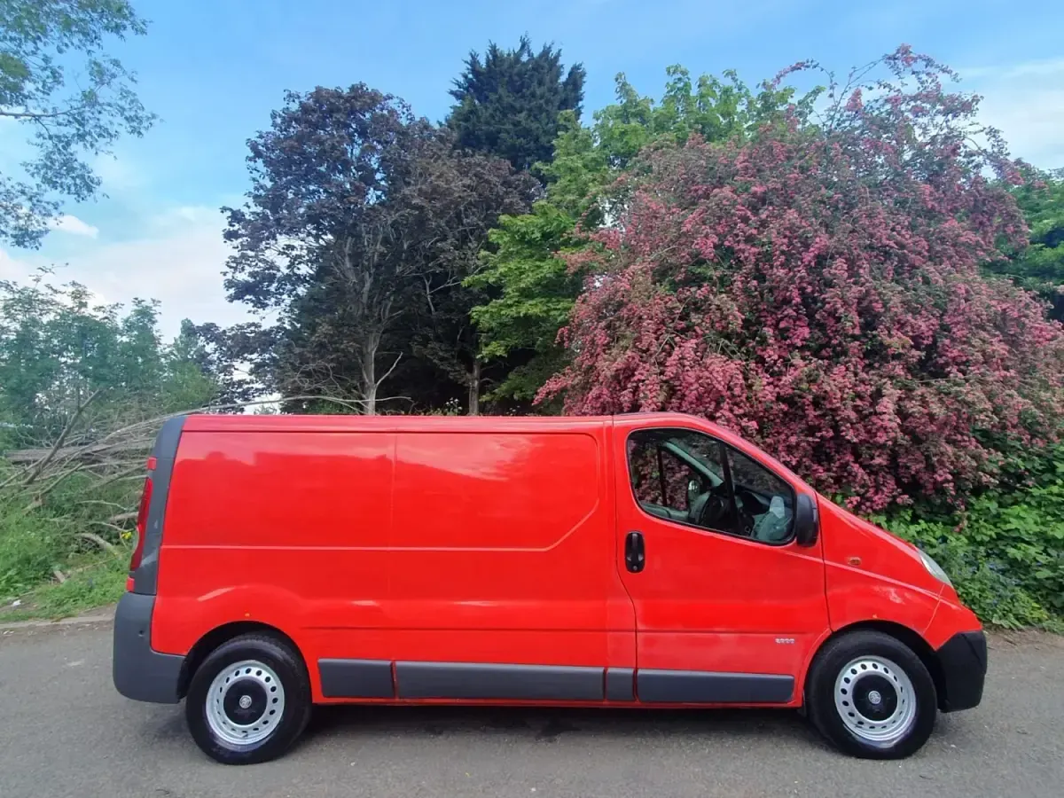 Usado Vauxhall Vivaro 90 HP (66 kW) 2013 Vermelho Monovolume