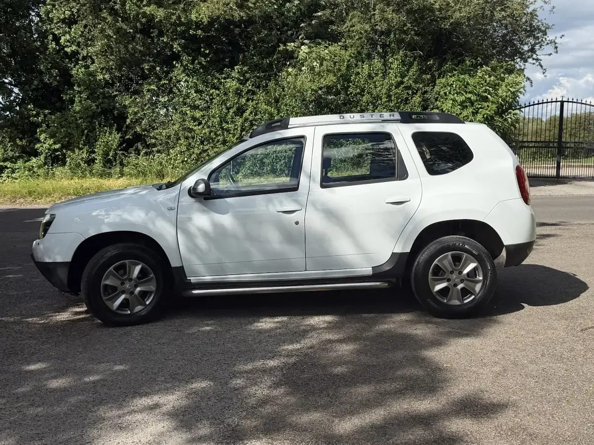Used Dacia Duster Lauréate 110 HP (80 kW) 2015 White SUV
