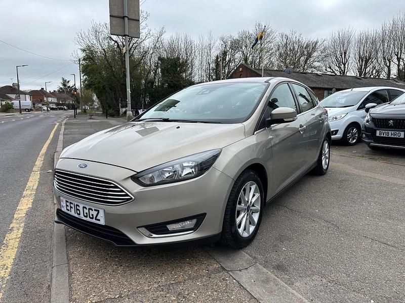 Used Ford Focus Titanium 125 HP (91 kW) 2016 Silver Hatchback