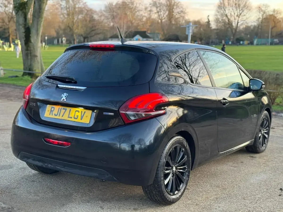Begagnad Peugeot 208 2017 Svart Halvkombi