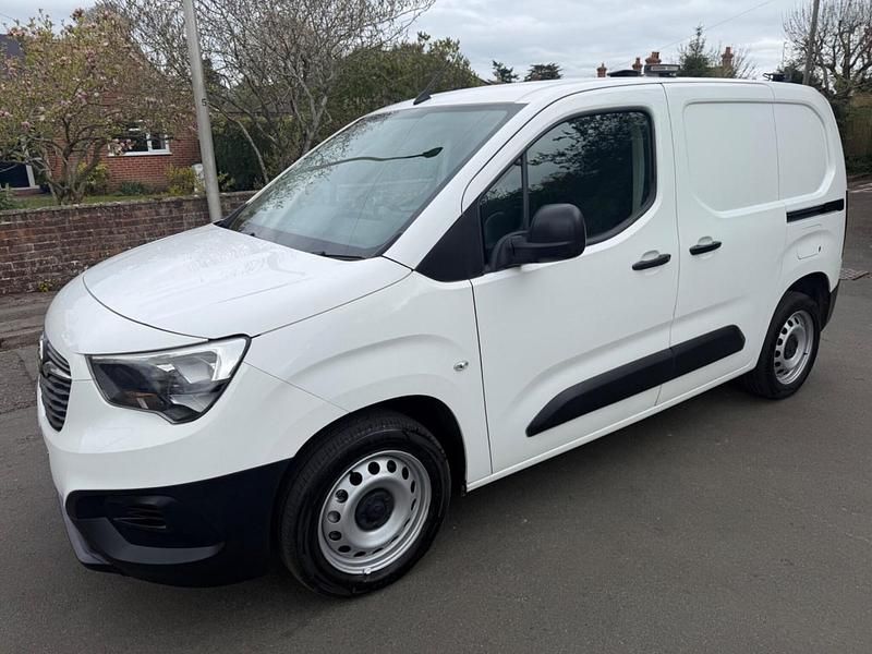 Second-hand Vauxhall Combo Edition 100 CP (73 kW) 2019 Alb Monovolum