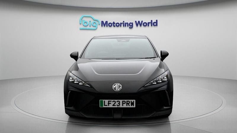 Begagnad MG MG4 EV Trophy 150 kW (204 HK) 2023 Svart Halvkombi