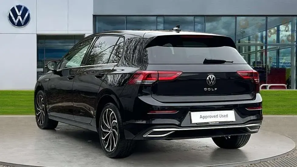 Second-hand VW Golf VIII Edition 130 CP (95 kW) 2023 Negru Hatchback