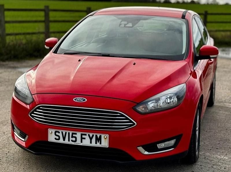 Used Ford Focus Titanium 125 HP (91 kW) 2015 Red Hatchback