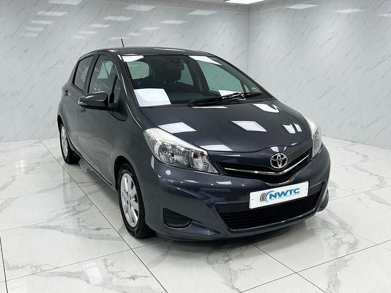 Used Toyota Yaris 90 HP (66 kW) 2012 Grey Hatchback