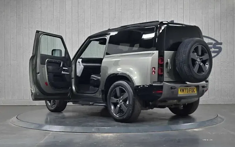 Used Land Rover Defender HSE Dynamic 250 HP (183 kW) 2023 Green SUV