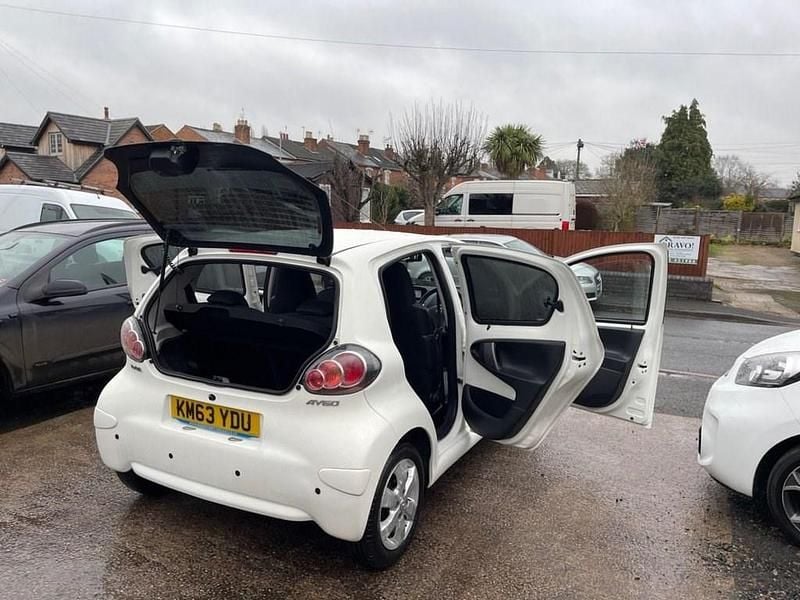 Used Toyota Aygo Style 68 HP (50 kW) 2013 White Hatchback