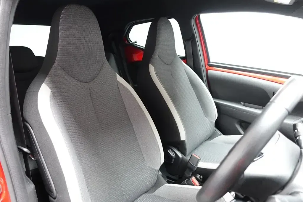 Usado Toyota Aygo Trend 71 HP (52 kW) 2021 Vermelho Citadino