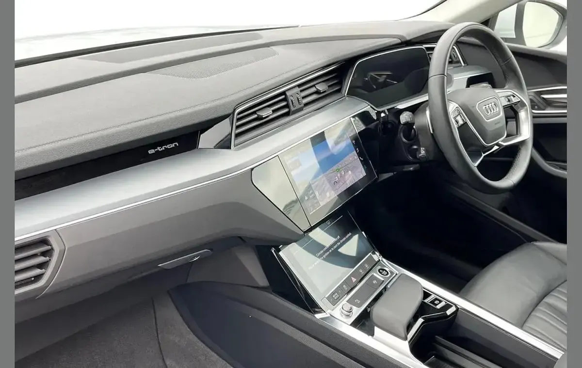 Begagnad Audi Q8 e-tron Sport 250 kW (340 HK) 2023 Vit SUV